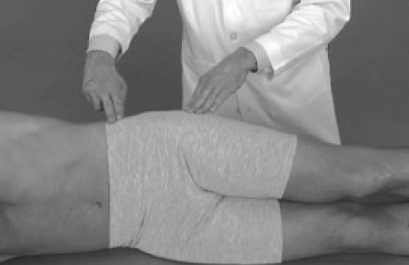 Paciente com dor lateral no quadril demonstrando local da dor trocantérica